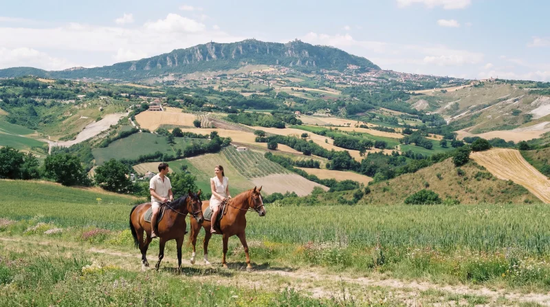 Passeggiata a cavallo nell’entroterra romagnolo con vista su San Marino