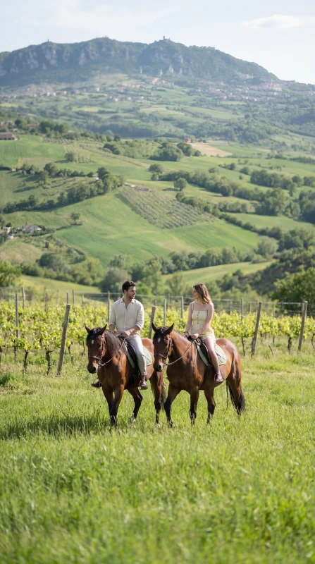 Cavalieri tra i Vigneti con Sfondo del Monte Titano