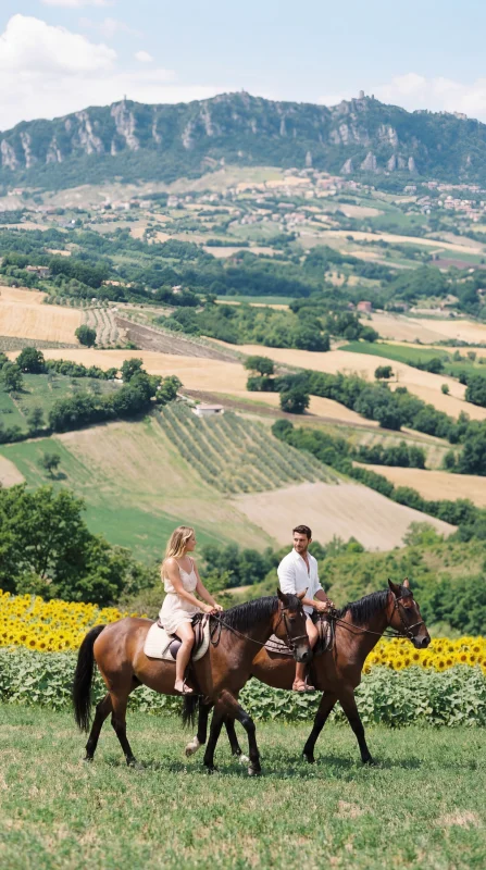 Passeggiata a cavallo nel paesaggio dell’entroterra romagnolo con vista su San Marino
