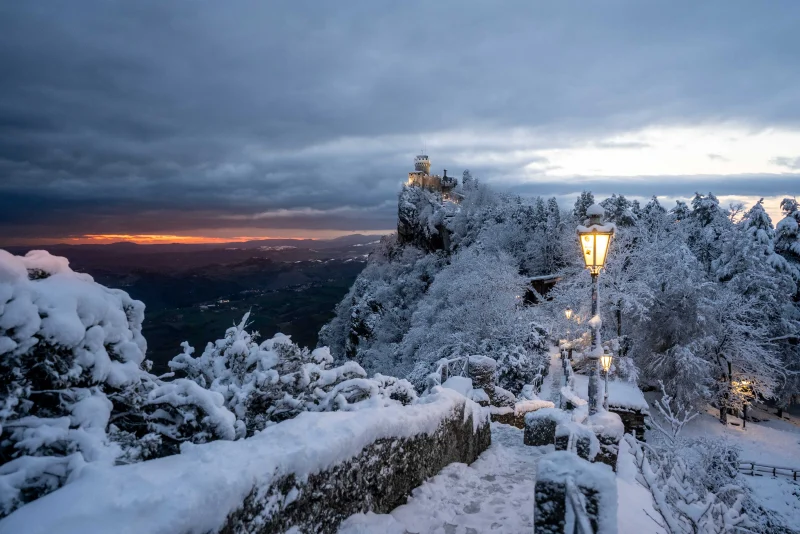 La Prima Torre di San Marino innevata all’alba