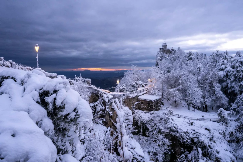 Le Torri di San Marino Sotto la Neve al Tramonto