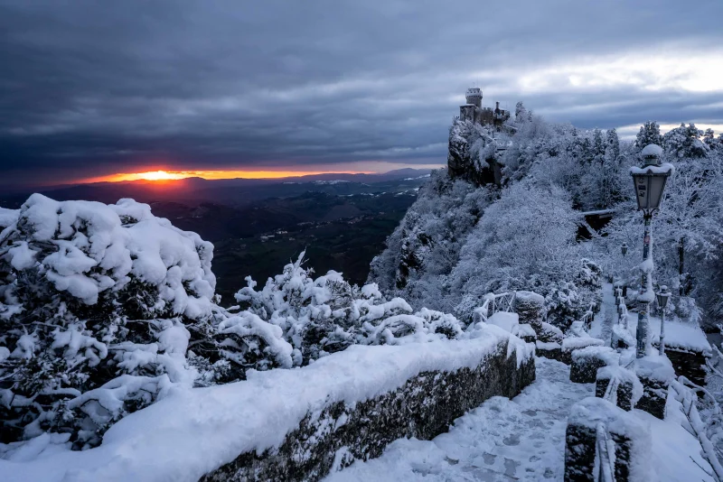 La Rocca di San Marino innevata al tramonto