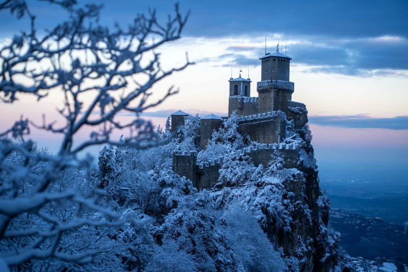 Le Torri di San Marino Innevate all’Alba