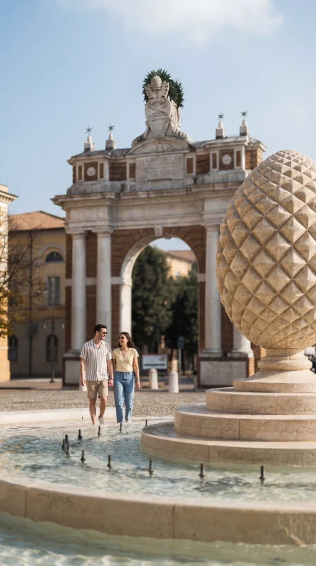 Coppia in passeggiata all’Arco Ganganelli a Santarcangelo di Romagna