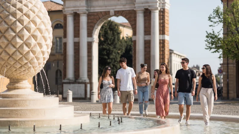 Giovani alla Fontana della Pigna a Santarcangelo di Romagna