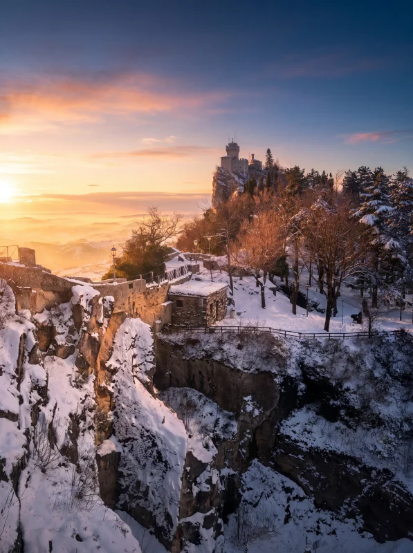 Alba Invernale sulla Torre Guaita di San Marino