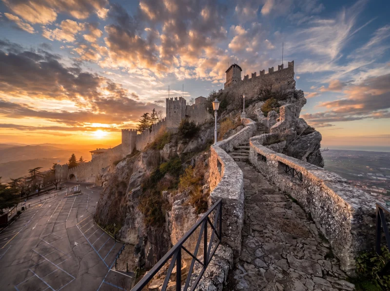 Tramonto sulle Torri di San Marino e vista sulla Riviera Romagnola