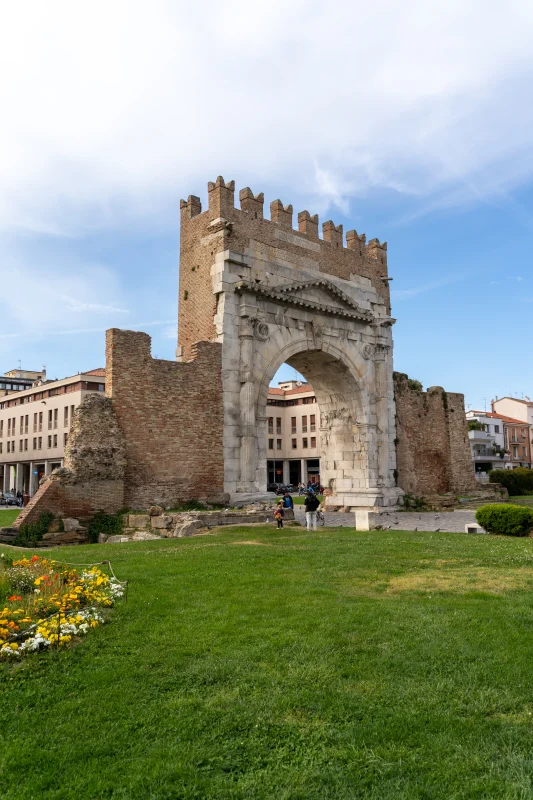L’Arco d’Augusto di Rimini in un contesto urbano e naturale