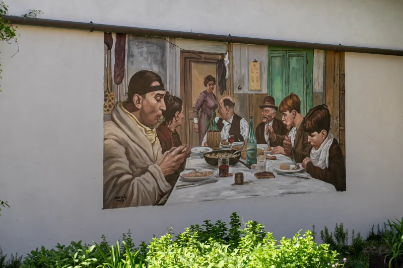 Murale di scena conviviale e tradizioni romagnole nel Borgo San Giuliano a Rimini
