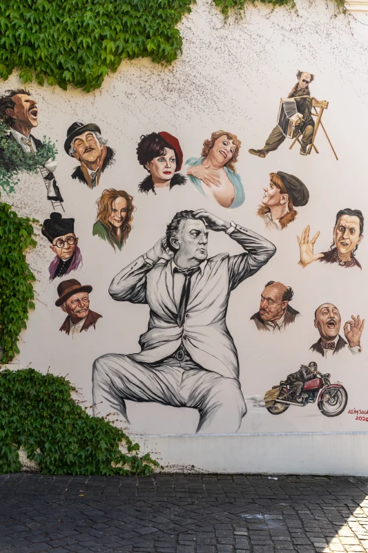 Murale tributo a Federico Fellini e i suoi personaggi
