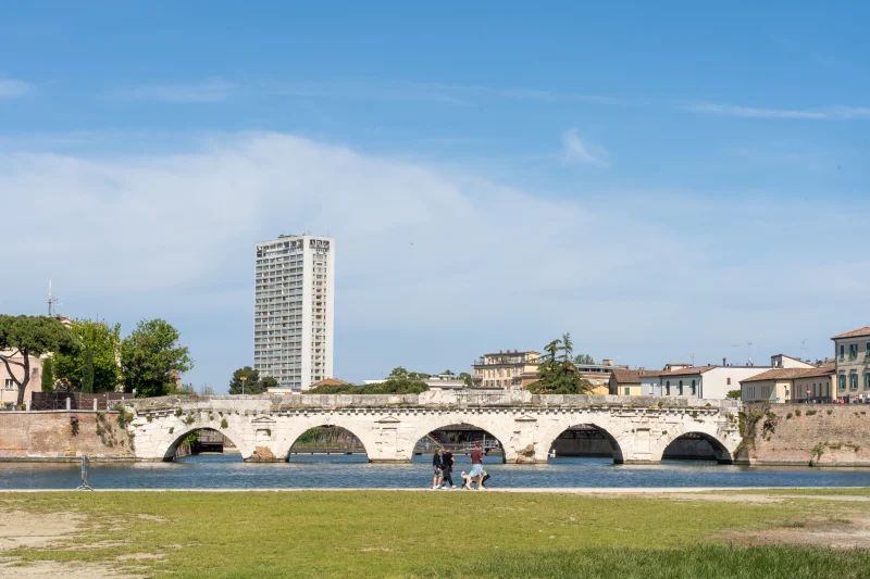 Ponte Tiberio e skyline di Rimini, tra storia e modernità