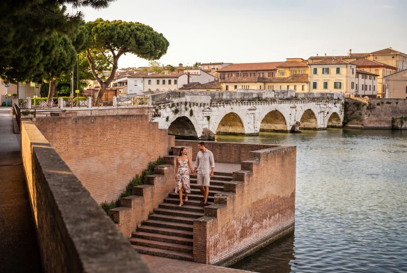 Coppia al Ponte Tiberio di Rimini