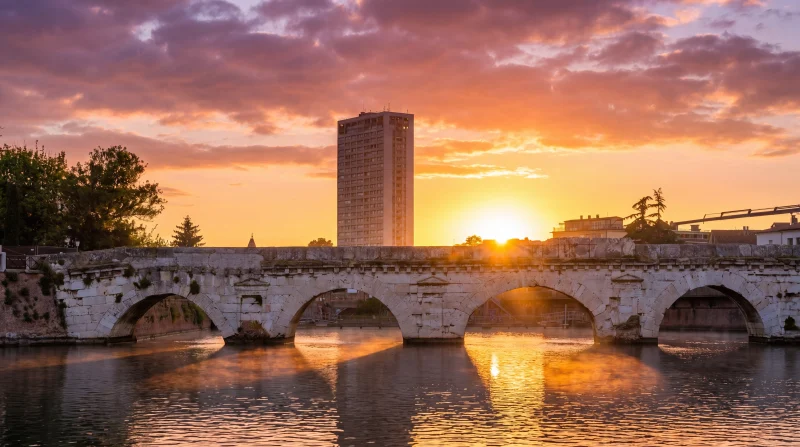 Alba sul Ponte Tiberio a Rimini