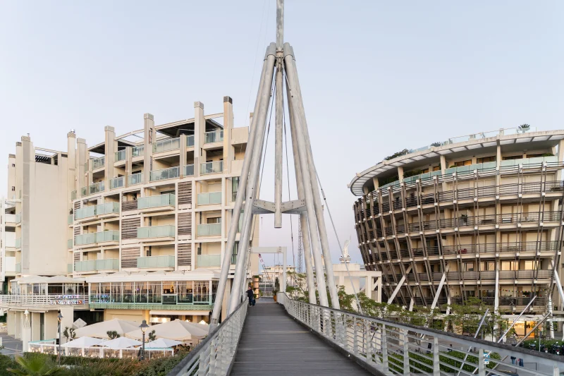 Ponte Pedonale e Architettura Moderna alla Darsena di Rimini