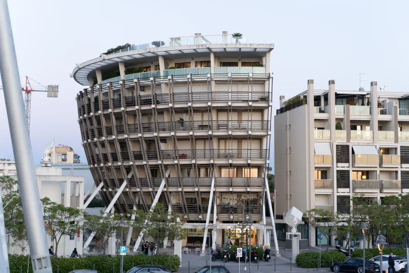 Architettura Moderna e Vita Urbana presso la Darsena di Rimini