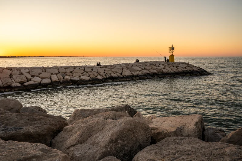 Tramonto suggestivo sul molo della Riviera Romagnola