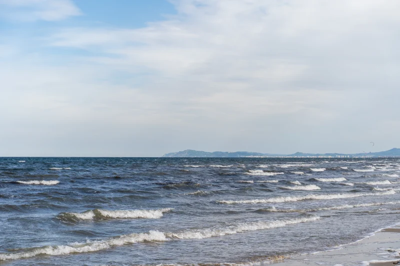 Mare e Spiaggia sulla Riviera Romagnola con Colline all’Orizzonte