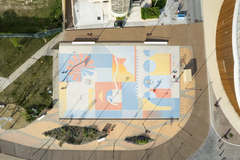 Campo da basket artistico a Rimini visto da drone