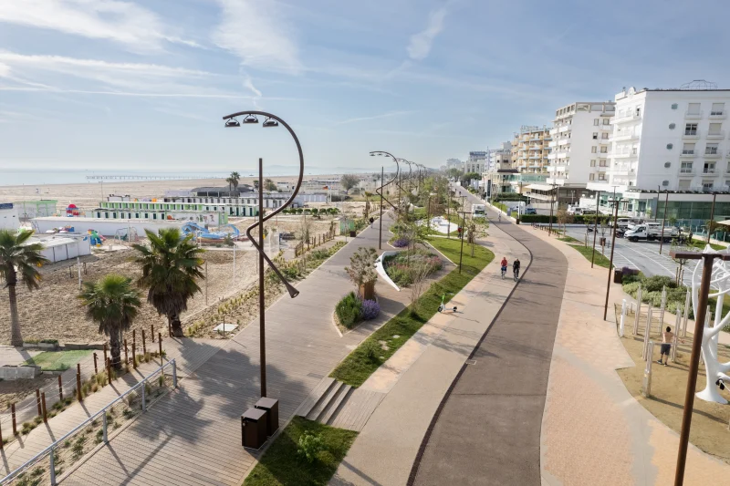 Lungomare e spiaggia moderna sulla Riviera Romagnola a Rimini