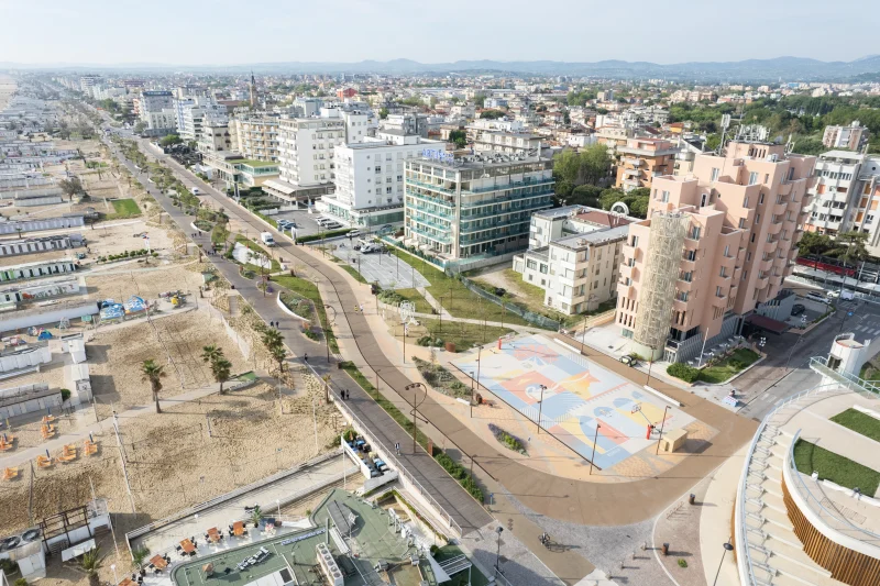 Lungomare di Rimini: Spiaggia, Promenade e Area Ricreativa