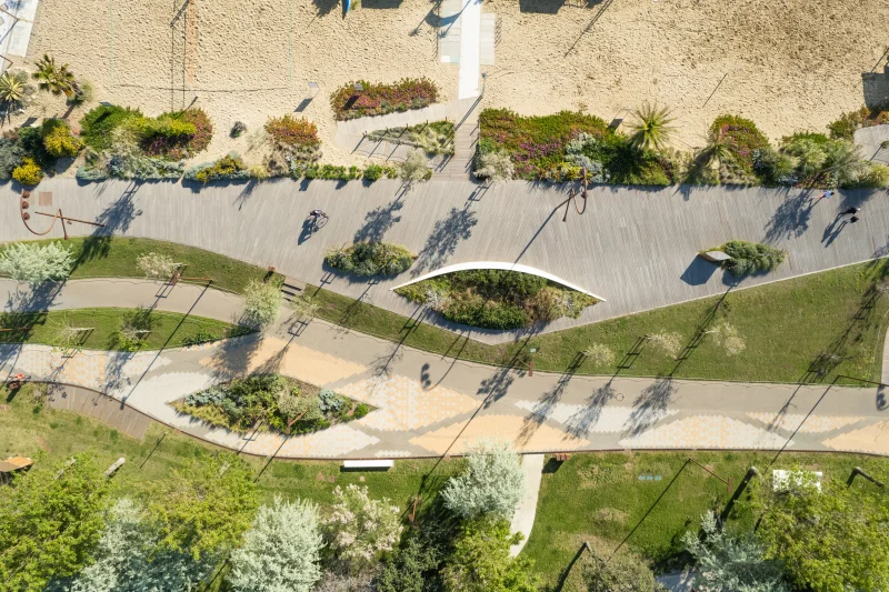 Vista aerea di lungomare moderno, parco e spiaggia della Riviera Romagnola
