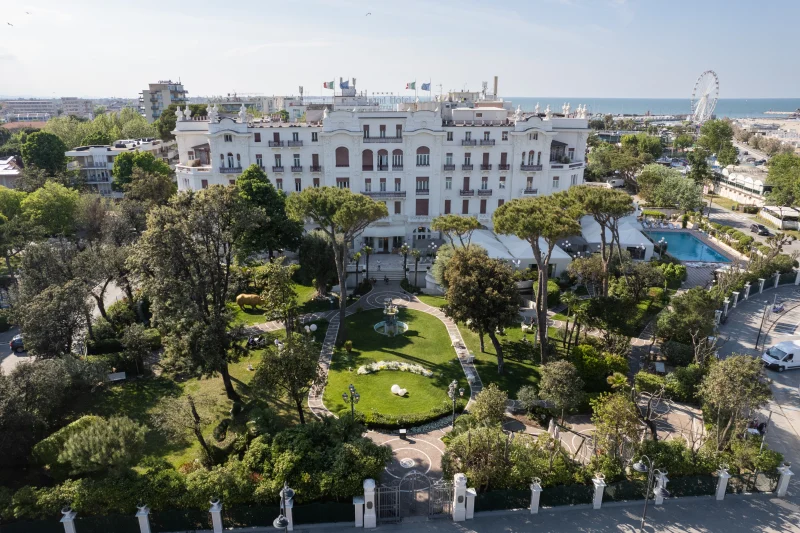 Grand Hotel Rimini e lungomare con ruota panoramica