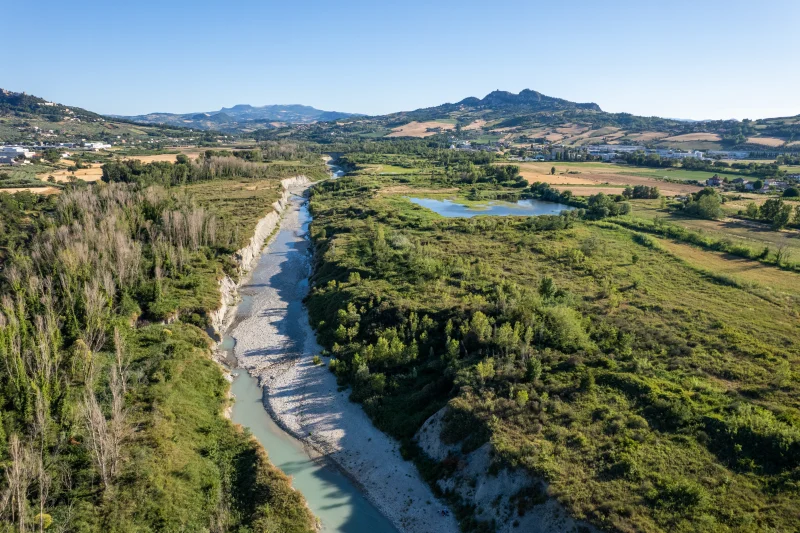 Paesaggio fluviale e collinare con vista su San Marino