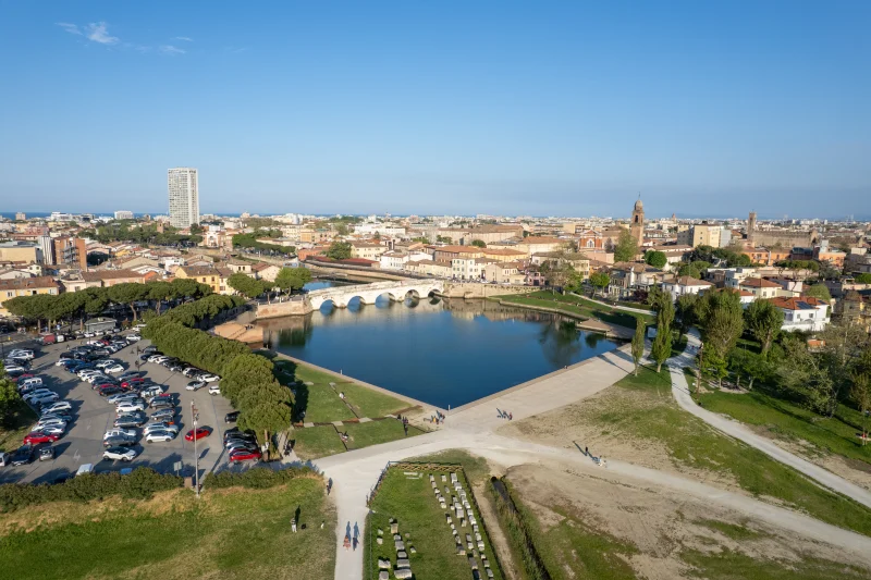 Veduta aerea del Ponte di Tiberio e Borgo San Giuliano a Rimini