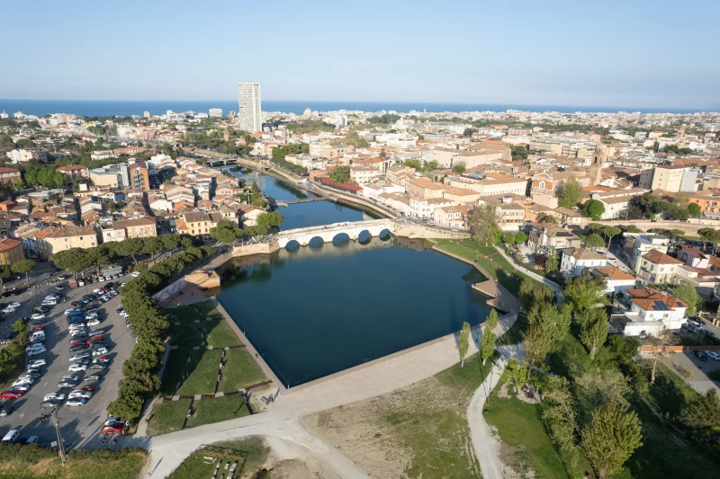 Veduta aerea di Rimini con Ponte Tiberio, Borgo San Giuliano e la Darsena