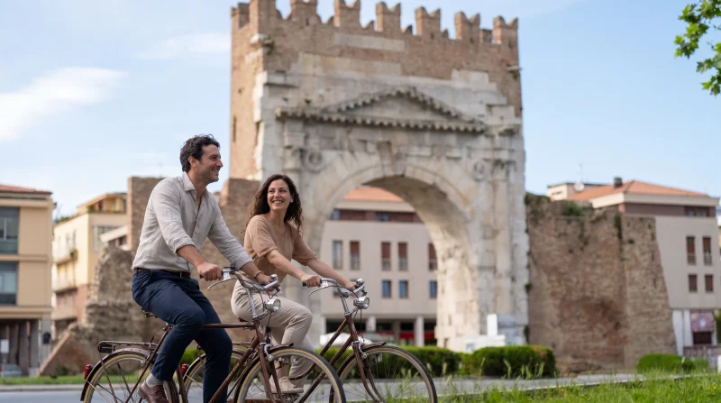 Ciclismo urbano davanti all’Arco d’Augusto di Rimini
