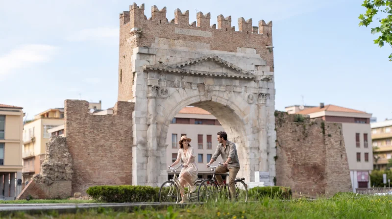 Ciclisti davanti all’Arco d’Augusto a Rimini