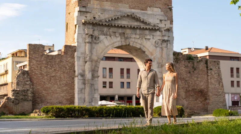 Passeggiata romantica sotto l’Arco d’Augusto a Rimini