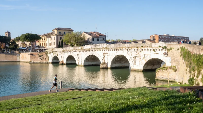 Ponte di Tiberio e attività sul fiume a Rimini