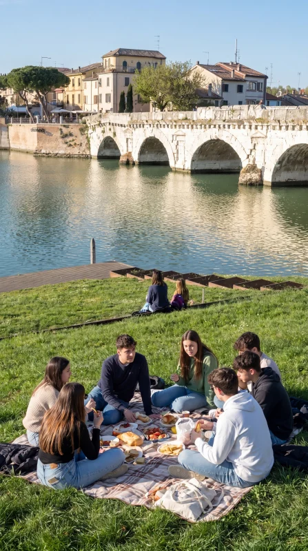 Picnic sul Lungofiume Marecchia con vista sul Ponte di Tiberio e Borgo San Giuliano