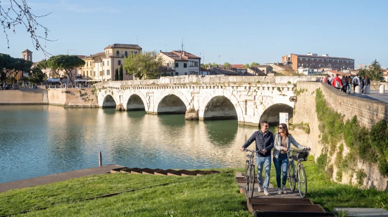 Ponte Tiberio e Borgo San Giuliano a Rimini con ciclisti