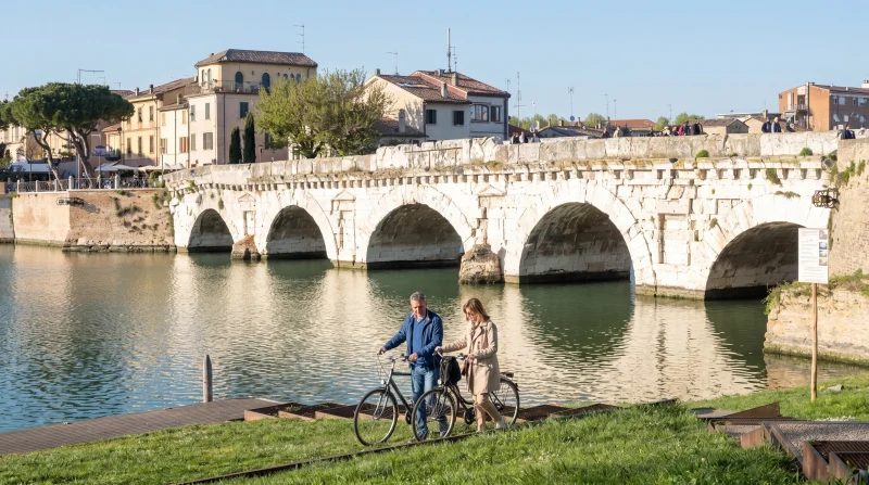Passeggiata in bicicletta al Ponte Tiberio di Rimini