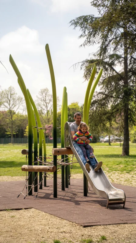 Padre e figlia su uno scivolo al parco giochi di Rimini