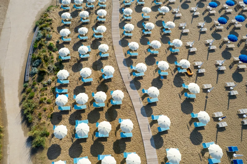 Spiaggia attrezzata con ombrelloni e lettini a Rimini