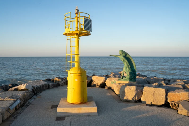 Monumento in Bronzo alla Sposa del Marinaio al Molo di Rimini