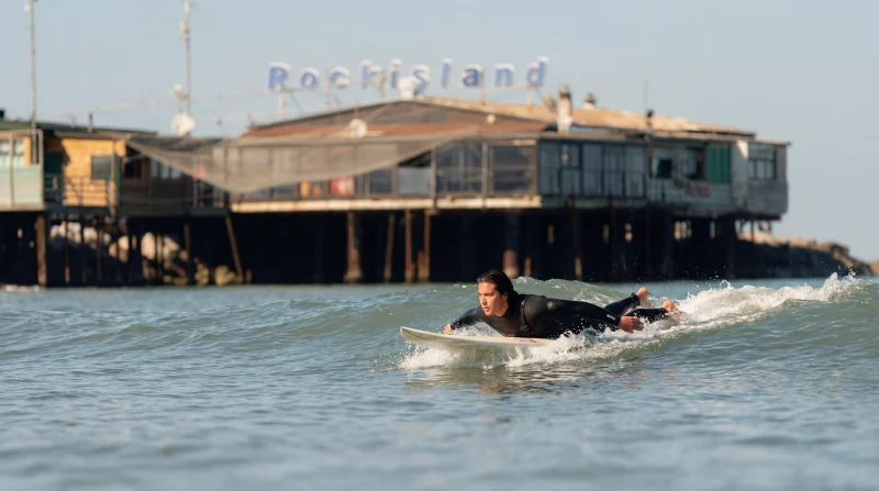 Surfer al largo del Rockisland di Rimini