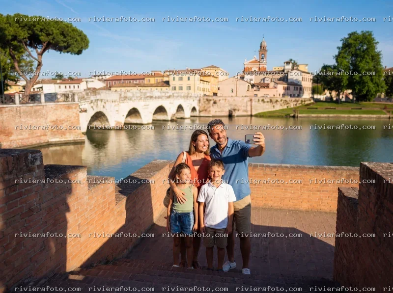 Famiglia al Ponte di Tiberio a Rimini
