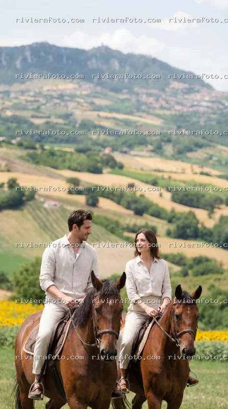 Passeggiata a cavallo nel paesaggio collinare romagnolo con vista su San Marino
