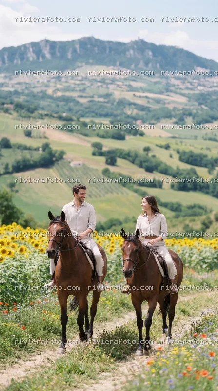 Cavalcata tra campi fioriti con vista sui colli romagnoli e San Marino