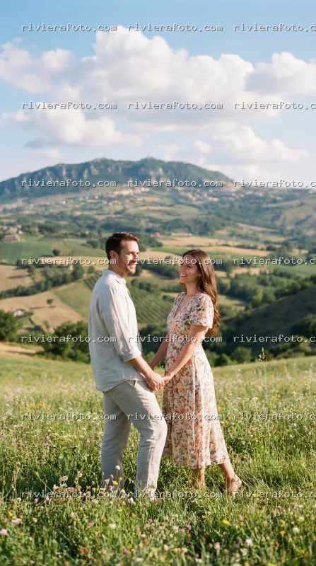 Coppia nel paesaggio collinare romagnolo con San Marino