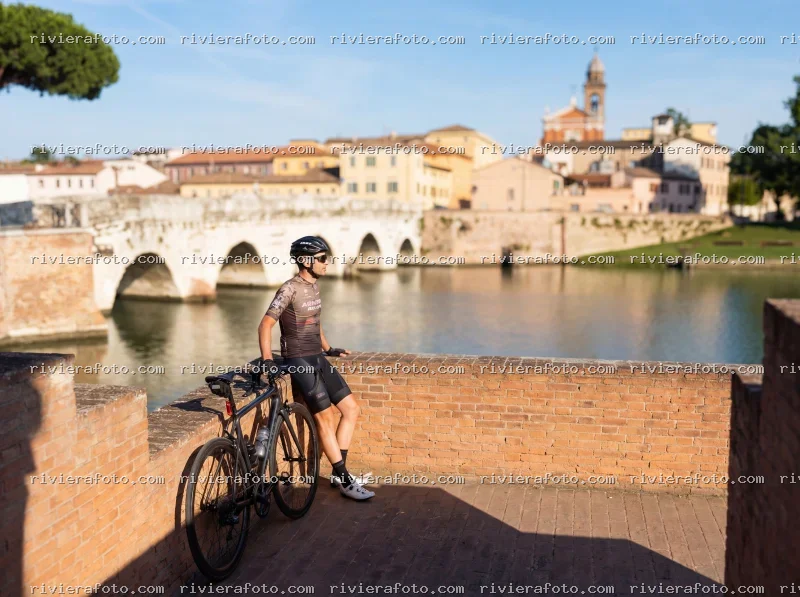 Ciclista al Ponte di Tiberio a Rimini