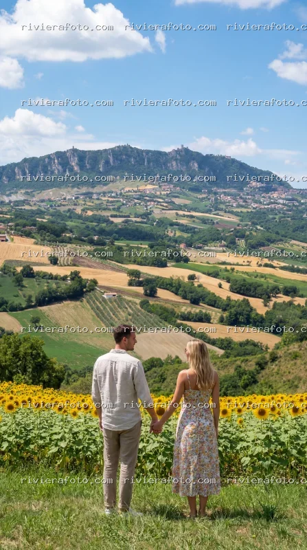 Coppia tra i girasoli con vista su San Marino