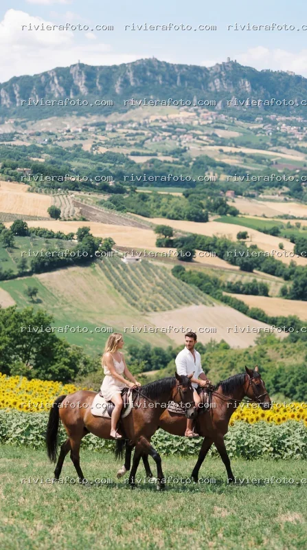Passeggiata a cavallo nel paesaggio dell’entroterra romagnolo con vista su San Marino