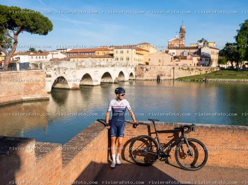 Ciclista al Ponte di Tiberio a Rimini