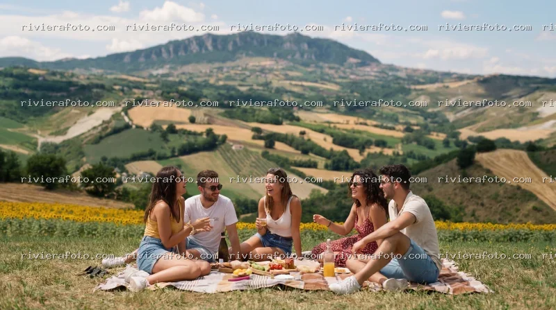 Picnic panoramico nella campagna romagnola con vista sul Monte Titano