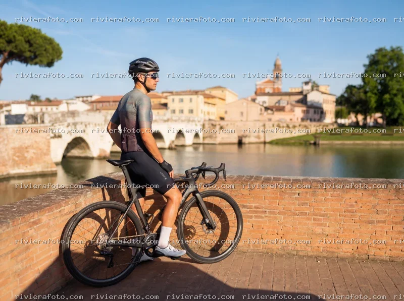 Ciclista al Ponte di Tiberio a Rimini